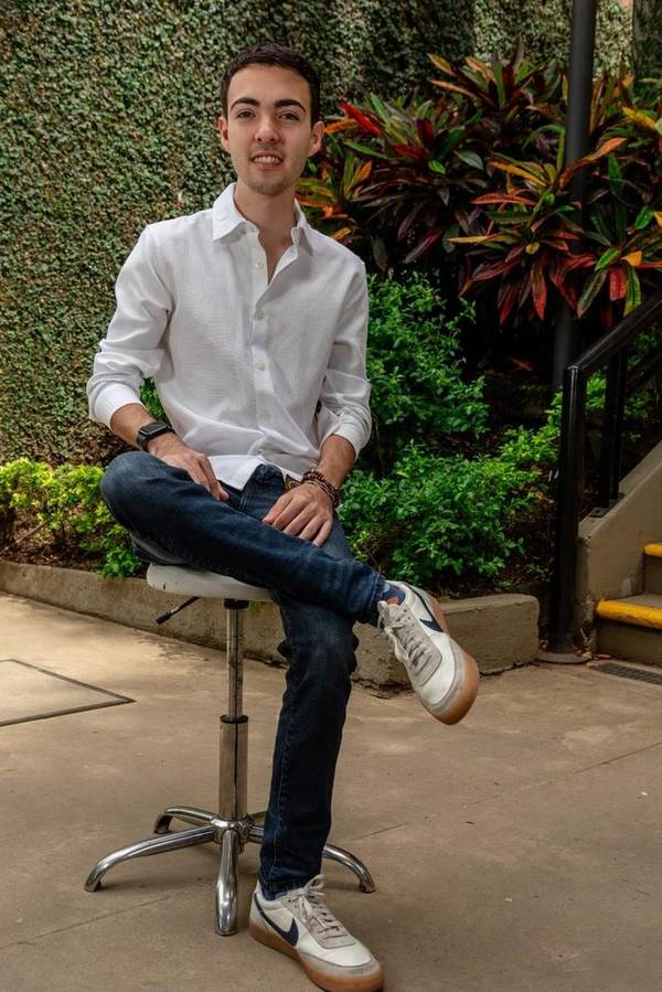 Sebastián Ávila sentado en un jardín