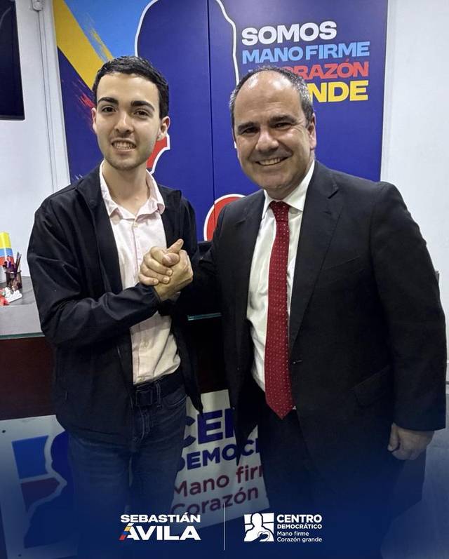 Sebastián Ávila con un dirigente del Centro Democrático