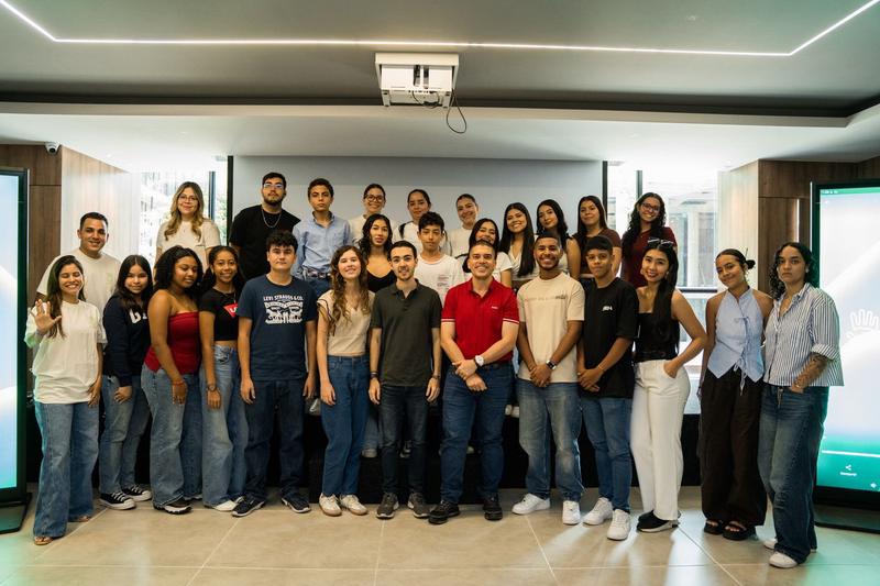 Sebastián Ávila con un grupo de jóvenes en un encuentro