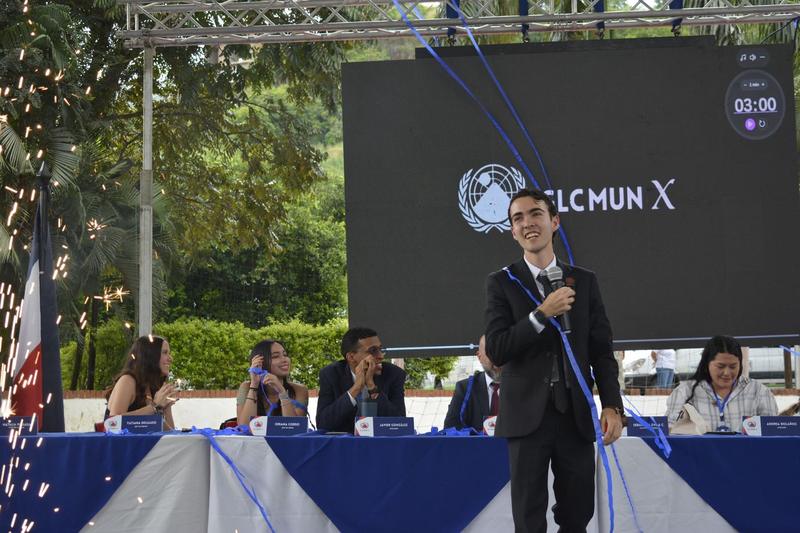 Sebastián Ávila en GLCMUN X con serpentinas