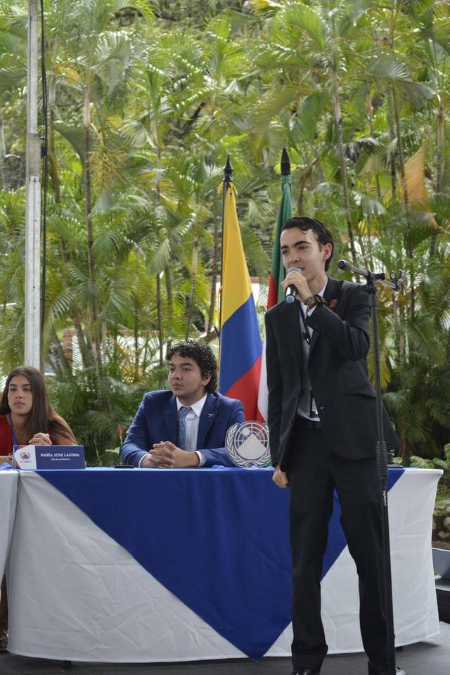 Sebastián Ávila hablando en GLCMUN X