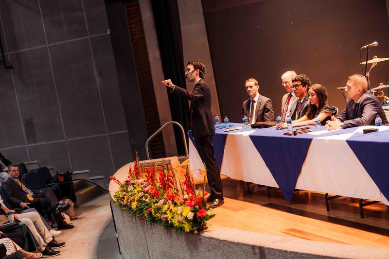 Sebastián Ávila interviniendo en un panel