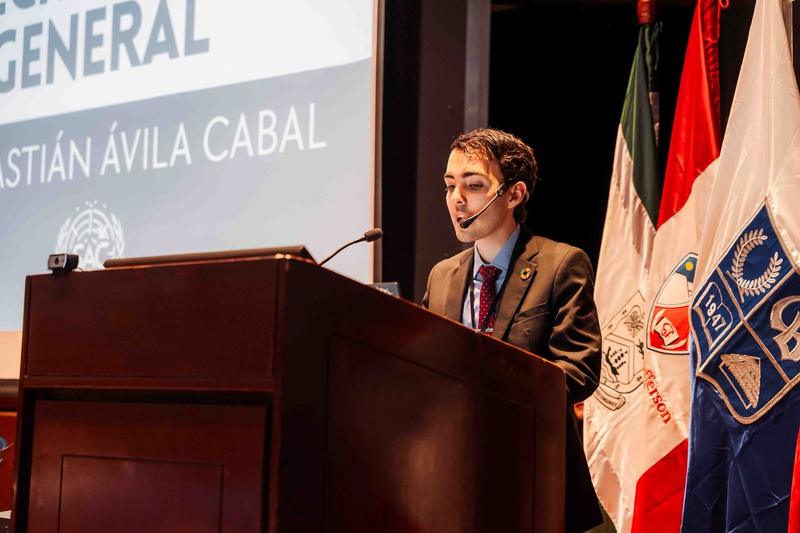 Sebastián Ávila en el atril