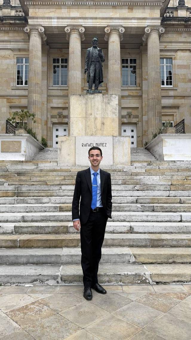 Sebastián Ávila frente al Capitolio Nacional en Bogotá