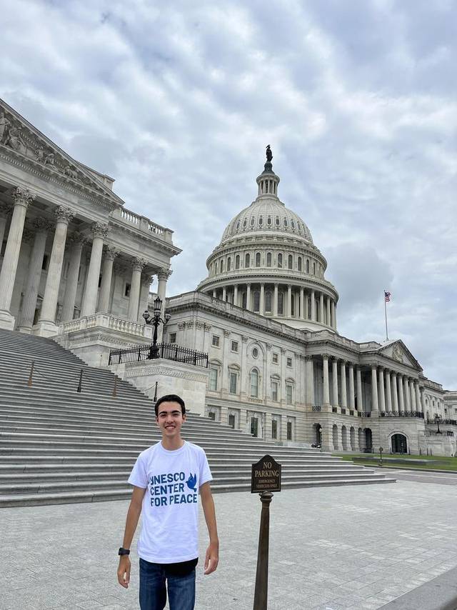 Sebastián Ávila frente al Capitolio de Estados Unidos