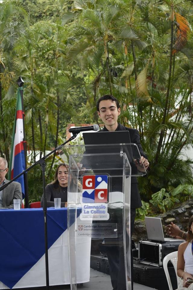 Sebastián Ávila en un atril del Gimnasio La Colina
