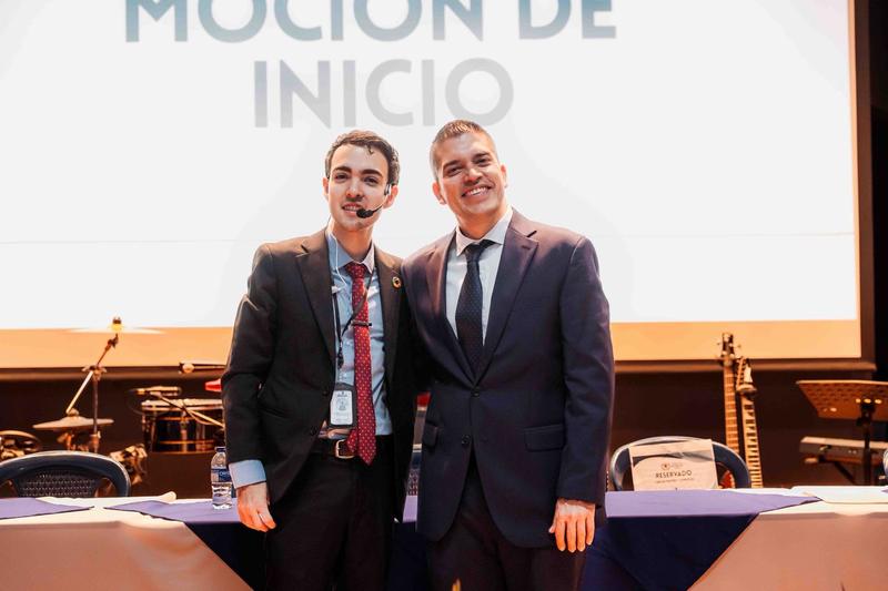 Sebastián Ávila en un evento con un invitado